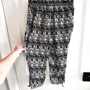 NWOT Rainforest Cafe cropped joggers